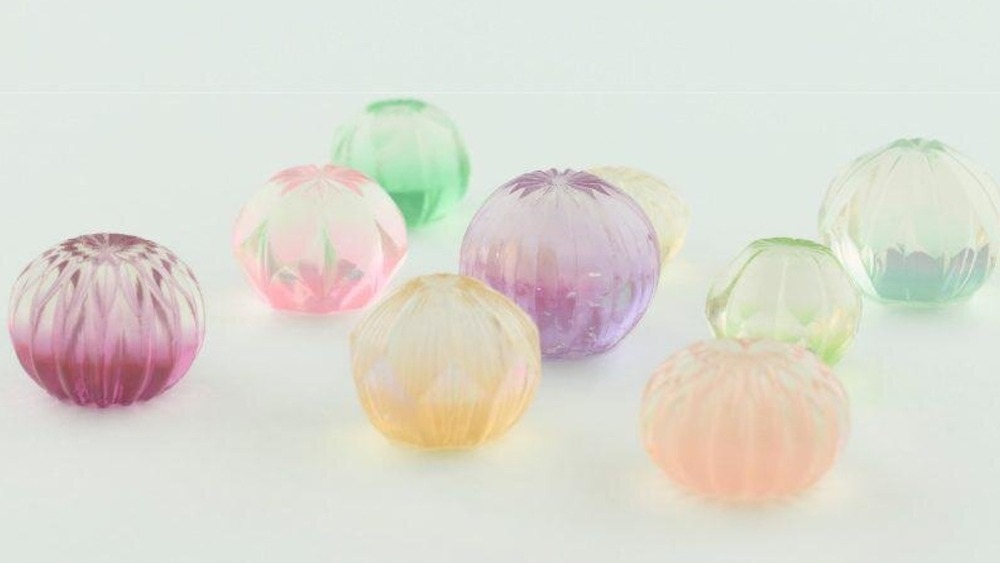 fashionpressnet's tweet photo. 老舗の「アートな和菓子」が伊勢丹新宿店に“宇宙錦玉羹”やガラスアート着想の琥珀糖など涼しげ甘味 - https://t.co/mjnJIqGJlP https://t.co/hbqHzvWNkp