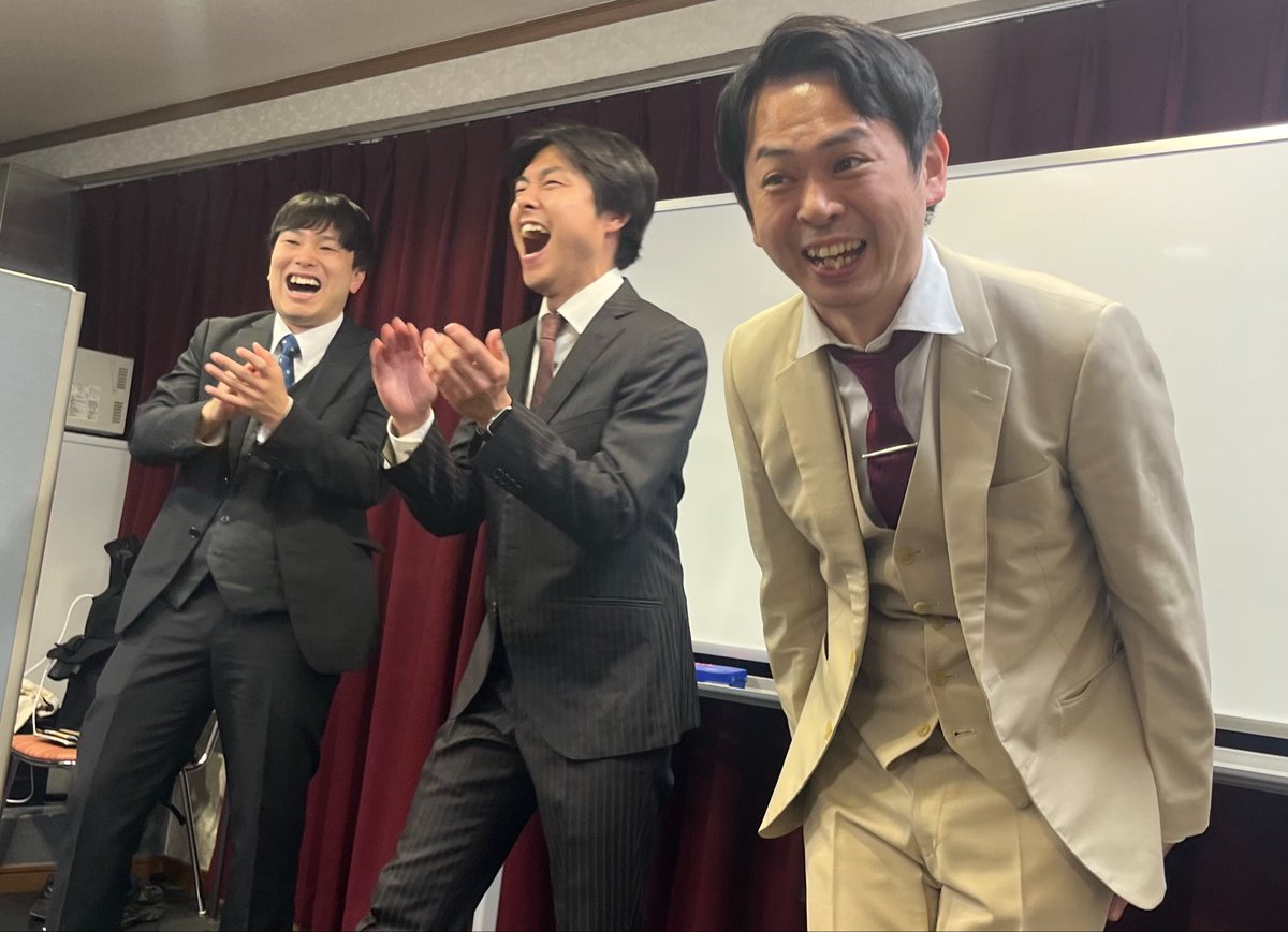 _malaysia32's tweet photo. スリーピースの時にピン付けてるの多分初めて見てわ〜いなんだけど、流石に位置上すぎませんか？ https://t.co/AdGr55wreO