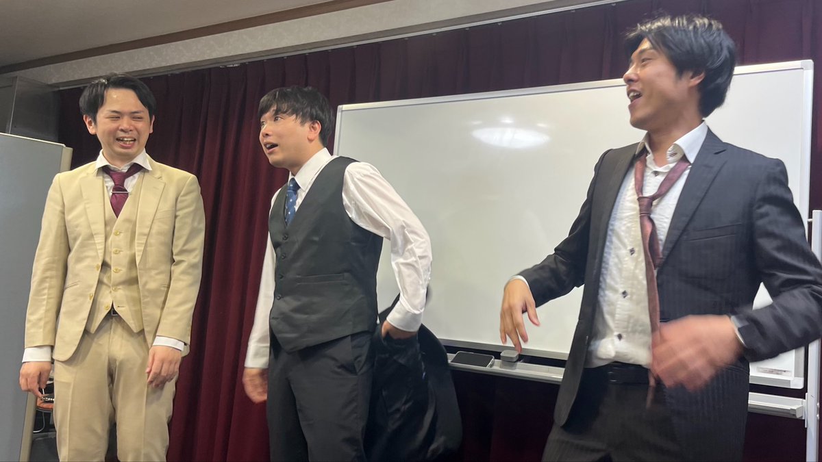_malaysia32's tweet photo. スリーピースの時にピン付けてるの多分初めて見てわ〜いなんだけど、流石に位置上すぎませんか？ https://t.co/AdGr55wreO