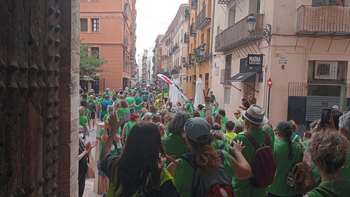 luchainternacio's tweet photo. Avui en #València manifestació després de 30 dies de vaga indefinida d'ensenyament, qué han decidit desconvocar  e iniciar altre procés de lluita. https://t.co/4B6rAD8cEU