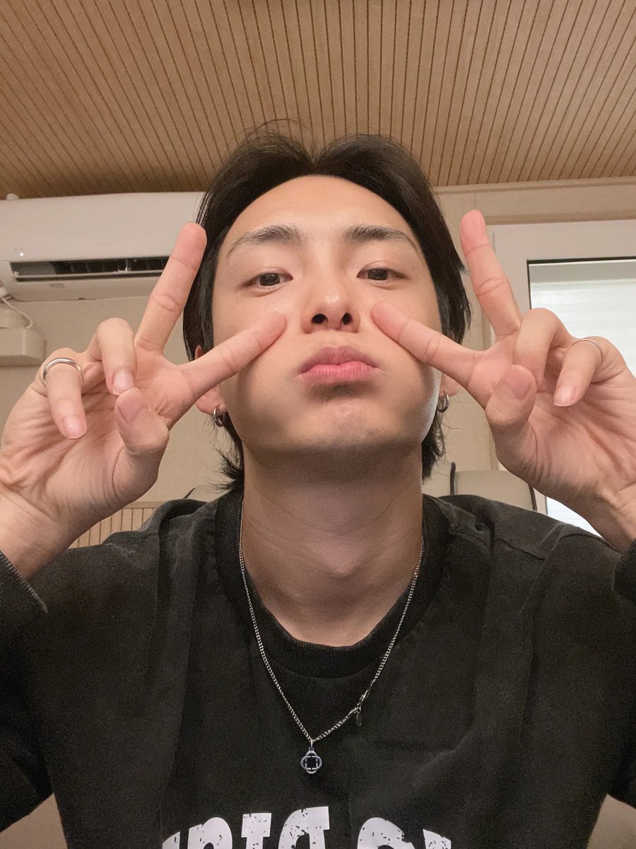 PJH_Updates's tweet photo. [💌] - JUNHEE official LıNC update ♥️ 

#JUNHEE #준희 #박준희 #ジュンヒ https://t.co/5oHlIDniut