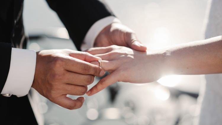 Frontieresmedia's tweet photo. Le 25 juin prochain, les députés se prononceront sur une proposition de loi UDR visant à interdire les mariages pour les étrangers qui sont en situation irrégulière en France. (Le Figaro) https://t.co/FnEifygd9H