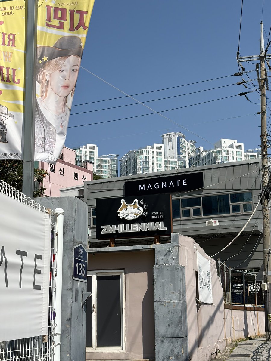 omMZ3bEHPl8oNna's tweet photo. あちこちで注意が出てますが、ジミンパパのカフェ真横に旧店舗名MAGNATEを取ったオーナーのものと思しきshopが、姉妹店のようにできてます!
ちょうど訪問時、パパが一生懸命警告の横断幕を外と中に取付中。
ダサいTシャツ売ってます。閑散としてます。ぜったい買うもんか😡
#zmillennial https://t.co/1KksMnONJc