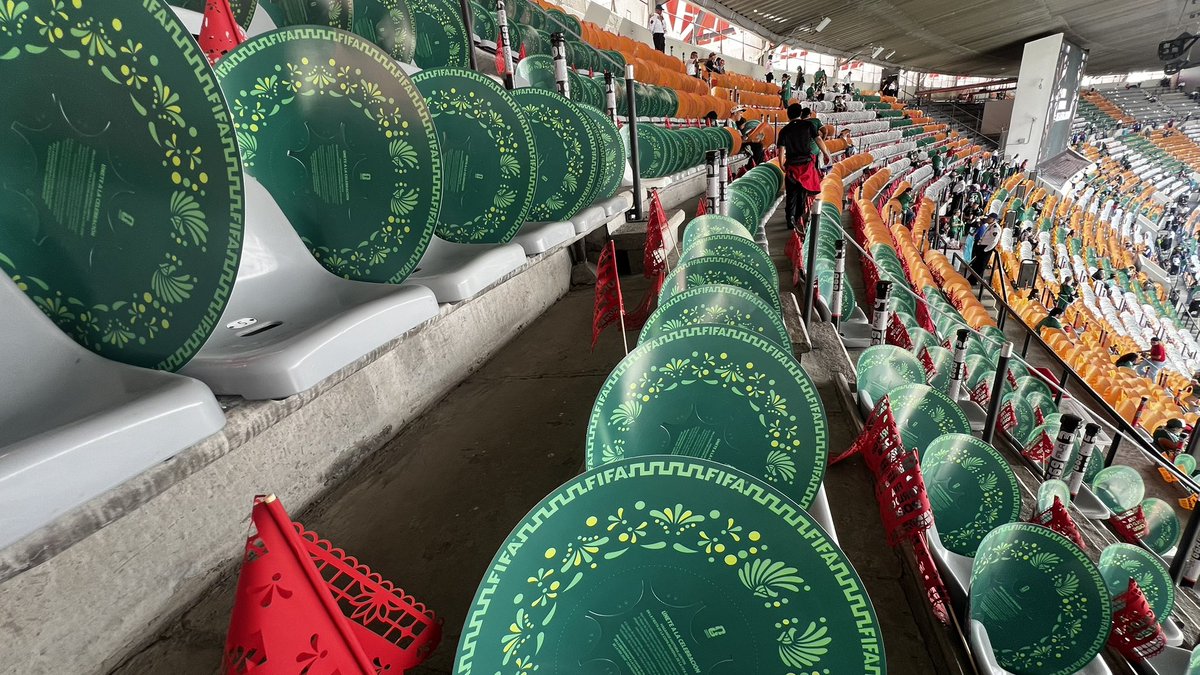 RodrigoMort's tweet photo. Sombreros para todos.
Imagínense al subnormal, gurú de la KL, criticando xq se gastaron dinero en cartón.
Tonto hasta la médula jajaja https://t.co/4vm6mFNoRz