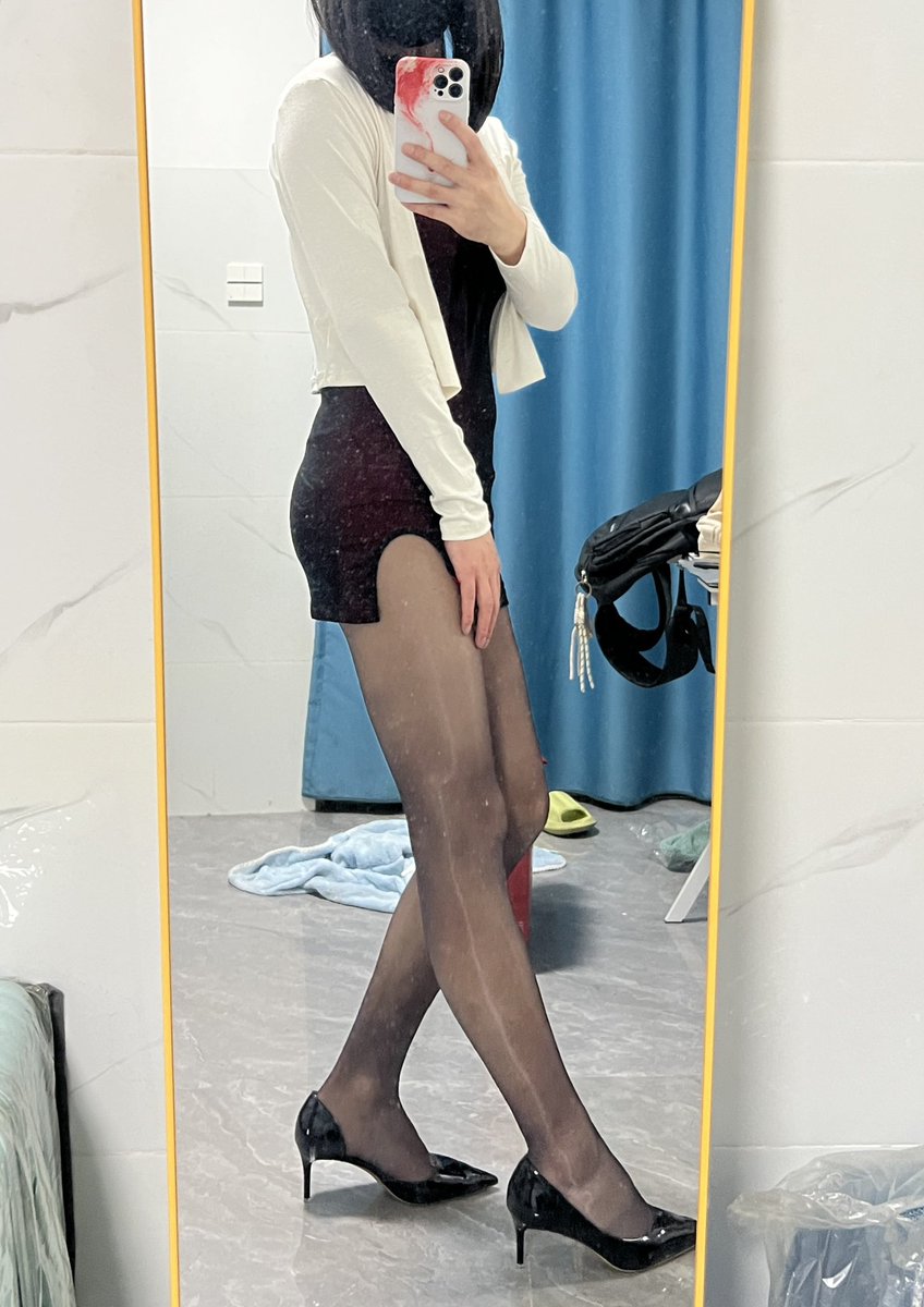 Gunai168450's tweet photo. 穿这套衣服楼下露出 搭配开档丝袜 屁股刚盖住 刚走出去没几步就看到一个男的骑电动车上来了 吓的我落荒而逃 好刺激 还在纠结要不要退这件衣服 这下子���接保留 https://t.co/ynzIGRZLYH