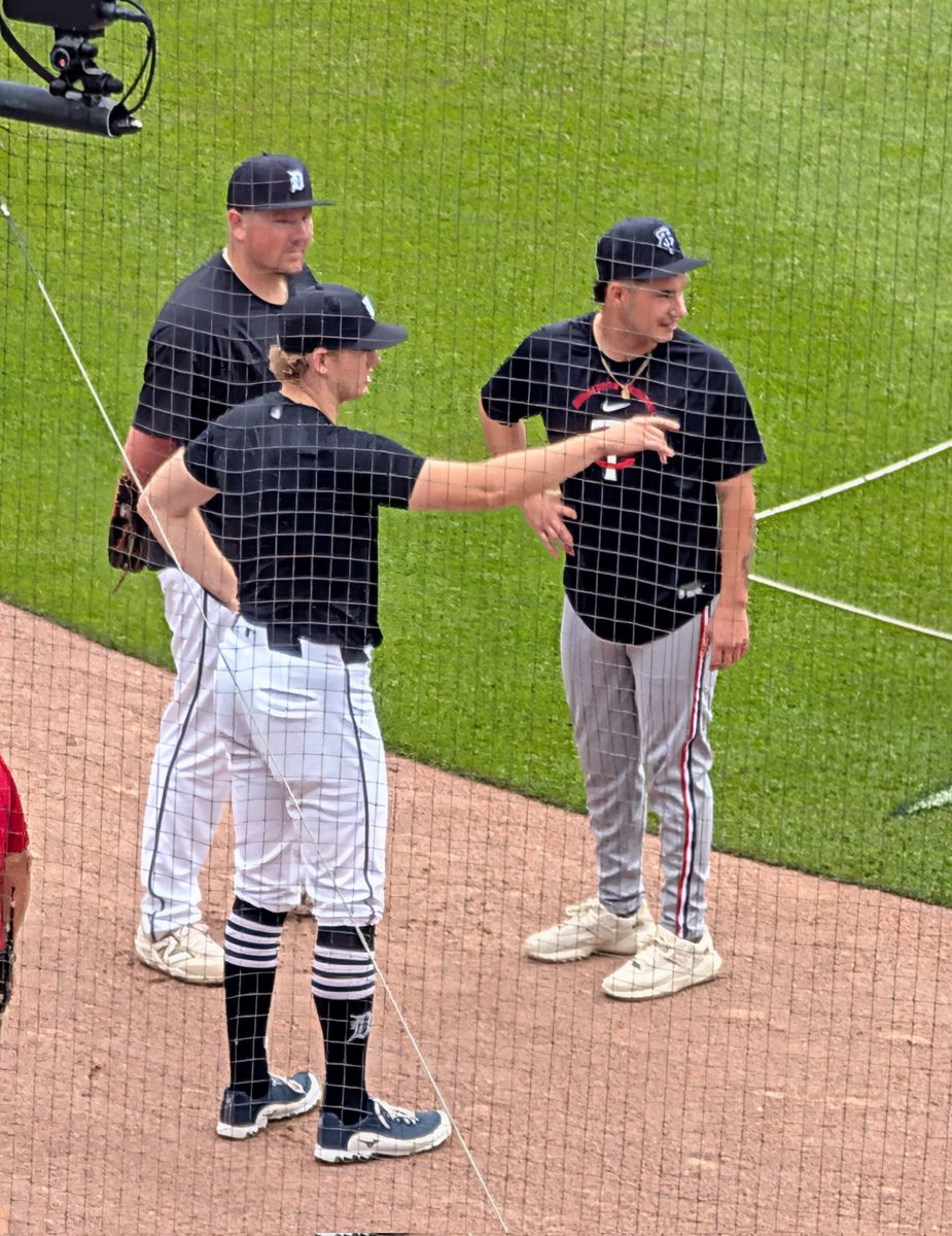 evanwoodbery's tweet photo. Aztec Baseball Alumni meeting before the game: Troy Melton, Drew Sommers and Mike Paredes were teammates at San Diego State. https://t.co/6jE47yP5GO
