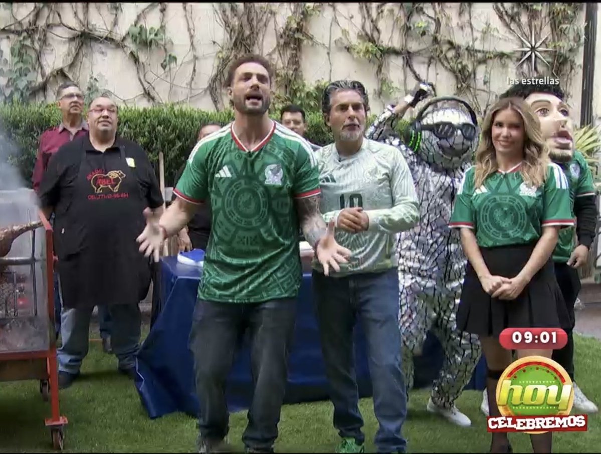 VivianaAnngie's tweet photo. Buenos dias!!! Mi muchacho #NicolaPorcella  el más apasionado y feliz por el inicio de esta fiesta mundialista y que más que vivirlo en el país que lo abraza con tanto cariño 🇲🇽 https://t.co/sdfVtPTnBK