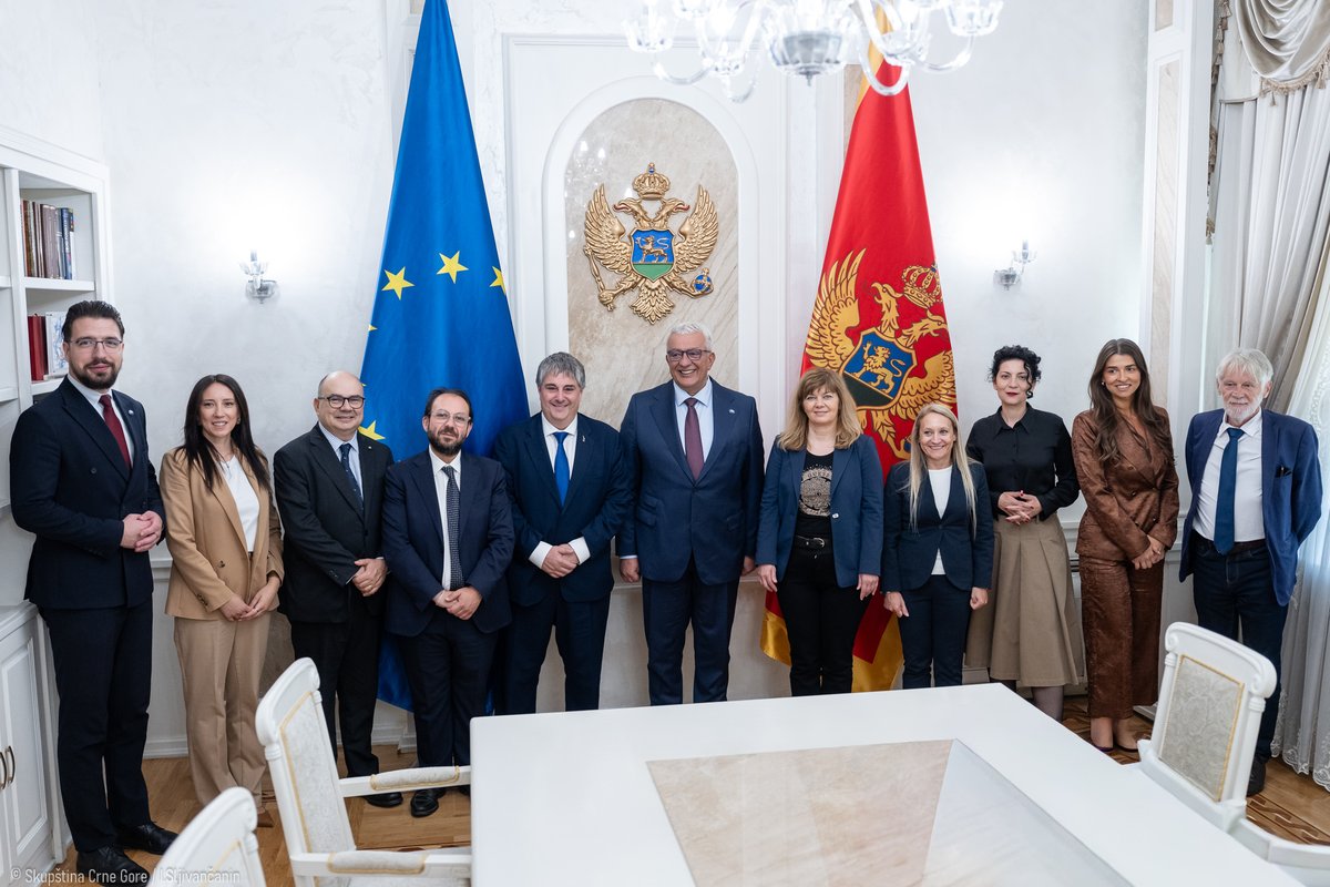 AndrijaMandicDF's tweet photo. Предсједник Мандић са делегацијом Одбора за европске послове италијанског парламента

Предсједник Скупштине Црне Горе Андрија Мандић састао се са делегацијом Одбора за европске послове италијанског парламента.

Пожељевши гостима добродошлицу, предсједник Мандић је истакао да је за Црну Гору од изузетног значаја континуирана подршка коју добија од колега из италијанског парламента, посебно у завршној фази процеса приступања Европској унији.

Предсједник Мандић се овом приликом осврнуо и на своју званичну посјету Парламенту Републике Италије, нагласивши да је током мандата остварио веома успјешну сарадњу са предсједником Лоренцом Фонтаном, те да Црну Гору и Италију повезују снажне историјске, културне и пријатељске везе.

Захваливши предсједнику Мандићу на срдачној добродошлици, шеф делегације и предсједник Одбора за европске послове италијанског парламента Алесандро Ђиљо Виња истакао је да се у Италији, а сигурно и у остатку Европе, јасно виде резултати које данас постиже 28. Сазив Скупштине на чијем је челу предсједник Мандић, те да му је посебно задовољство што делегацију чине политички представници из свих дјелова Италије, који, без обзира на страначку припадност, у Црну Гору доносе јединствену поруку - да Италија вјерује да је Црна Гора прва наредна чланица Европске уније.