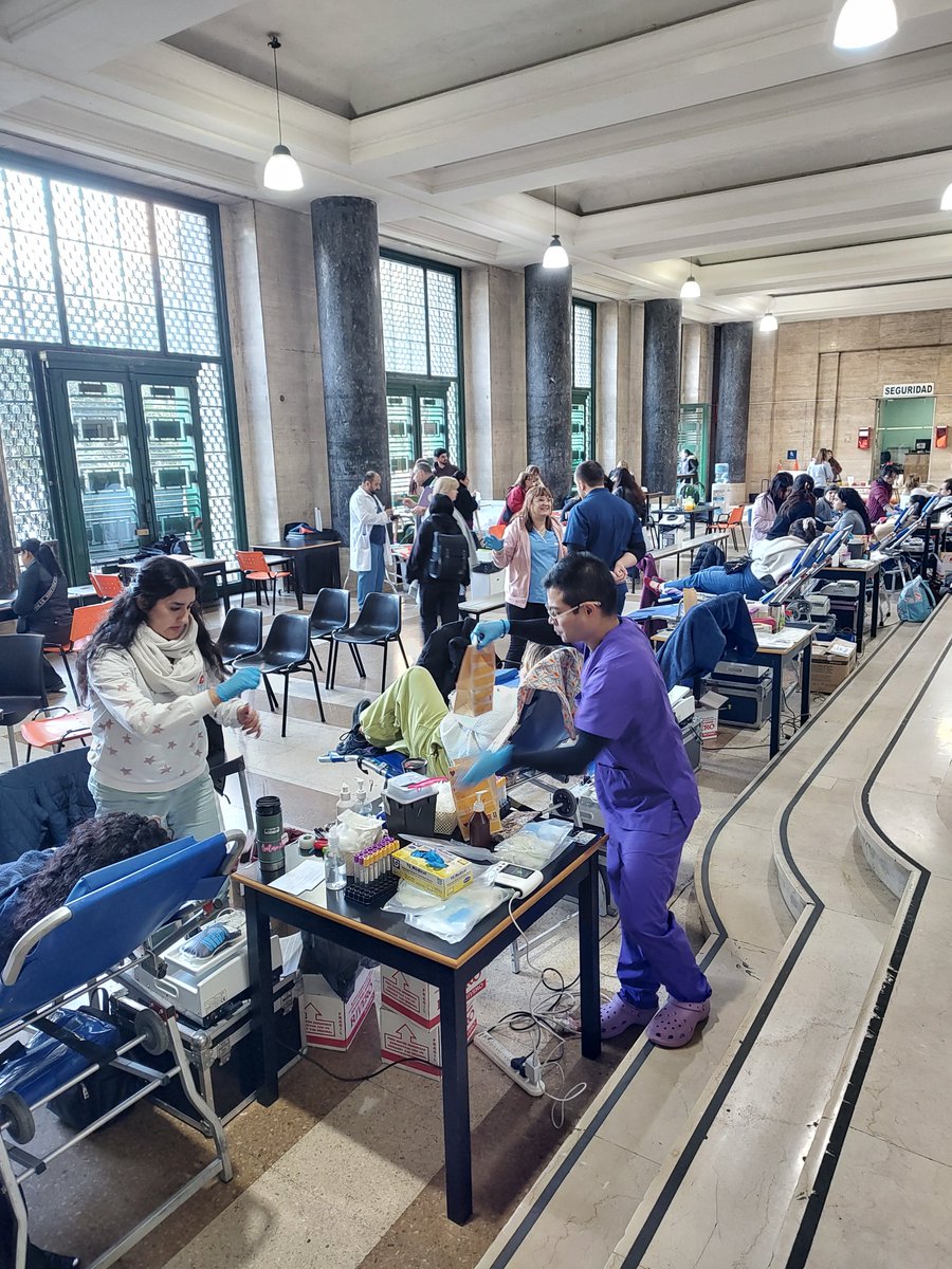 CandolfiLab's tweet photo. Acá en @FmedUBA se está haciendo una campaña masiva de donación de sangre. Podés venir sin ayuno, solo se necesita sangre solidaria para participar. https://t.co/rehLKD6XQU