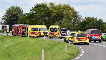 Auto rijdt in op groep fietsers in Zeeland: dodelijk ongeval