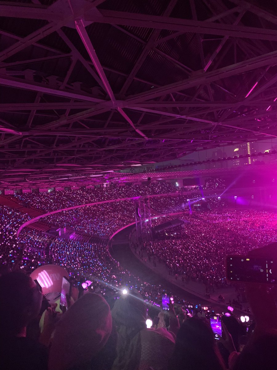 euphorrae's tweet photo. ini waktu ak nntn blackpink di GBK, harusnya ini view yg sm dg cat 3 BTS bsk. msh ok aja sih buat vibing, bs liat lautan light stick. ini direcord pake iphone xr, kl hpnya pro max or S+, hrsnya bs lbh ok sih nangkep gambar di stagenyaa https://t.co/nmbIc4Cj5R