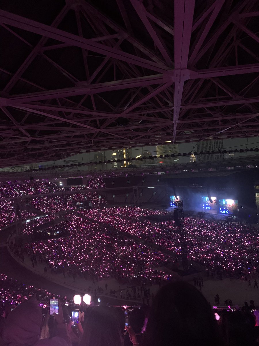 euphorrae's tweet photo. ini waktu ak nntn blackpink di GBK, harusnya ini view yg sm dg cat 3 BTS bsk. msh ok aja sih buat vibing, bs liat lautan light stick. ini direcord pake iphone xr, kl hpnya pro max or S+, hrsnya bs lbh ok sih nangkep gambar di stagenyaa https://t.co/nmbIc4Cj5R