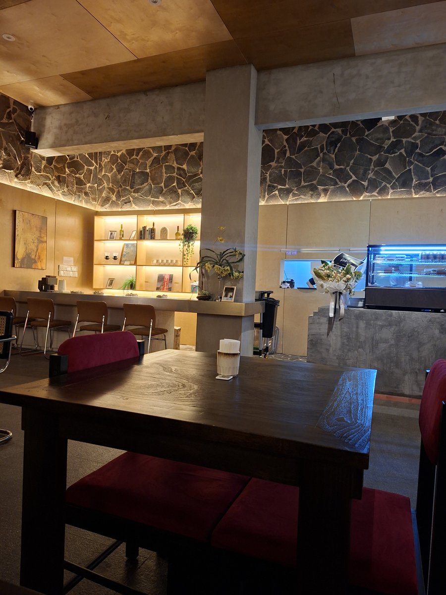 Iridescentaeter's tweet photo. 5. Kintsugi Teras Kemuning
Ini tuh cafe resto di sumur (deket sm deli bakes jujur). Makanan n minumannya enak enakkkkkk 🥰. Itu aku pesen salmonnya, oke bgtt😆 n ga mahal (cuma 68 k). Ambiencenya oke apalagi kl dtgnya sm bestie or ayang hahaha https://t.co/US5aqqlZMb