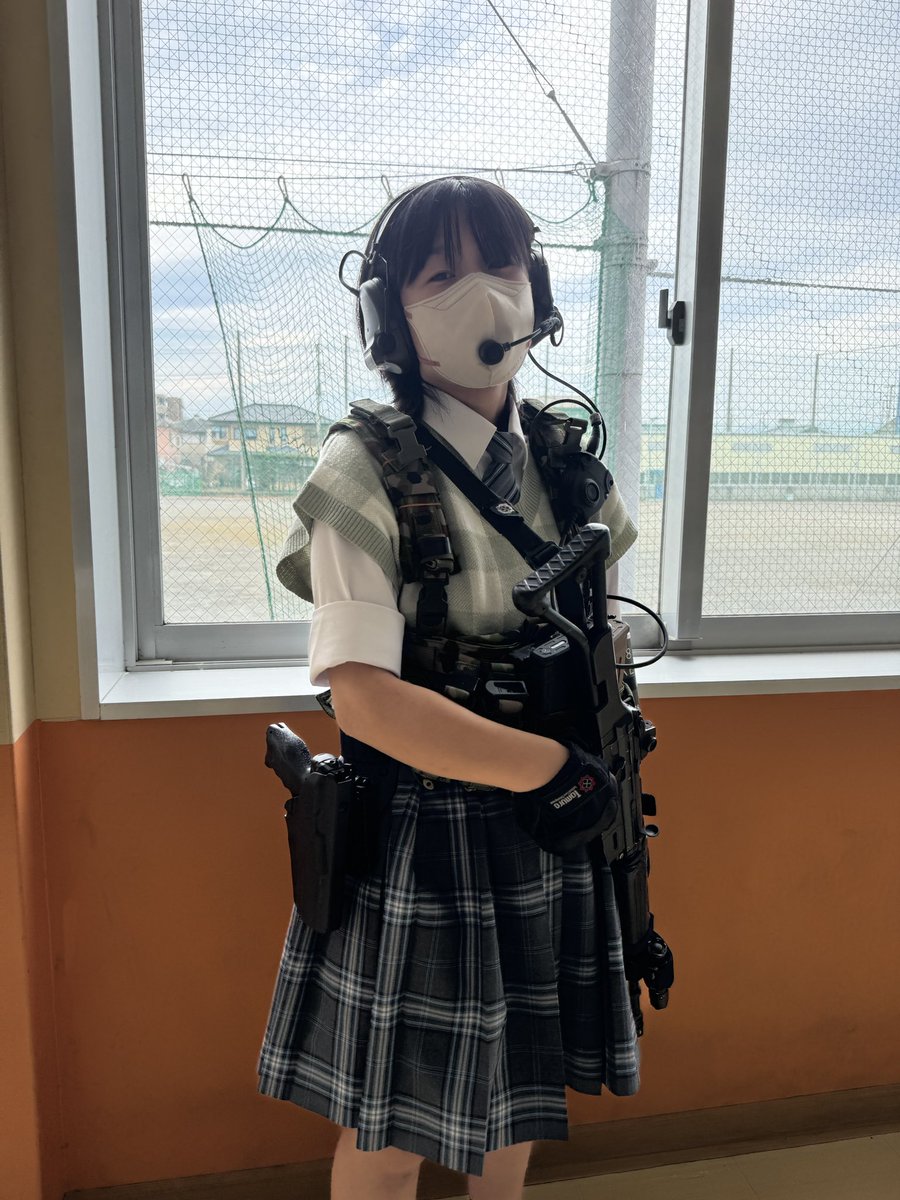 mirai_camera_'s tweet photo. そういえば
リアル武装JK撮影しようと思っていたが
娘卒業してた
ＪＫはほんと短いね
唯一文化祭のコスプレネタに困ってた娘にガチ装備させると
クラス内外のミリオタが集結してきたもんだ

ああ惜しいことをした https://t.co/PpM8tQn1v1