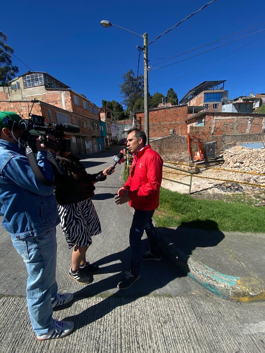 fernandezjca's tweet photo. Hoy con @CanalCapital les cuento que la transformación de @Bogota también se construye con seguridad y vivienda social. Desde la @CVPBogota recuperamos entornos, fortalecemos comunidades y generamos oportunidades para quienes más lo necesitan. https://t.co/S1lFZp2IAt