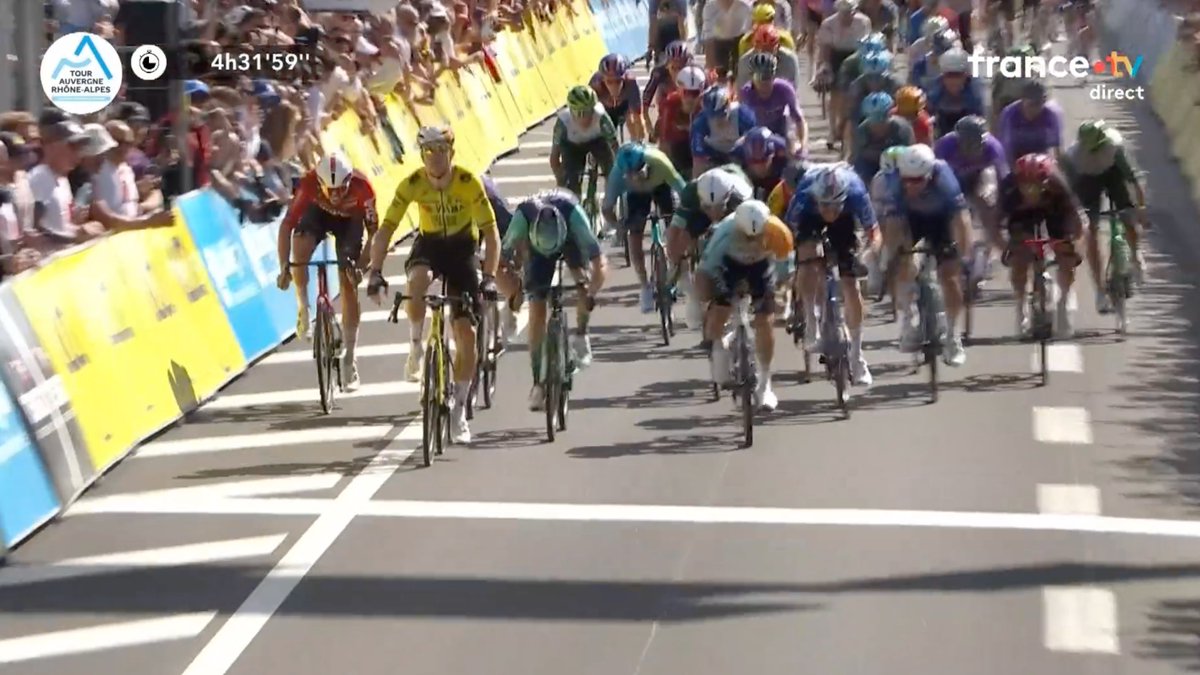 tourauverhalpes's tweet photo. 🏁 Wout van Aert remporte le sprint au Parc des Oiseaux ! 🏆
Alex Baudin garde le @MaillotJauneLCL de leader du classement général. 💛

🇧🇪 Wout van Aert wins Stage 5 ! 🏆
Alex Baudin stays in yellow. 💛

#TourAuvergneRhoneAlpes https://t.co/IRiHVCVSij