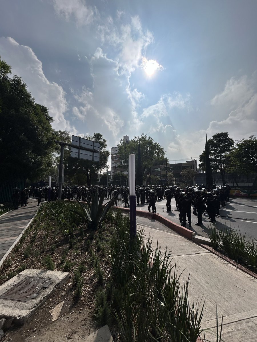 denemarkj1's tweet photo. Cesta ke Stadio Aztéca právě teď. Netřeba nic dodávat. Všechny cesty ke stadionu jsou zataraseny autobusama a truckama, je třeba vystoupit 3km od stadionu. https://t.co/xxGQbcHT9N