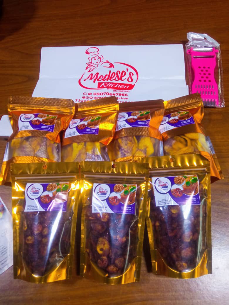 Barneyface's tweet photo. Hello!

Have you seen our Golden packs of Plantain chips and Dodo chips? You should buy 10 or more this weekend 😍

See the free gift too! ☺️

🏷️: ₦1,500 per pack

#medesekitchen👩🏽‍🍳 https://t.co/CJpg4F1FC3