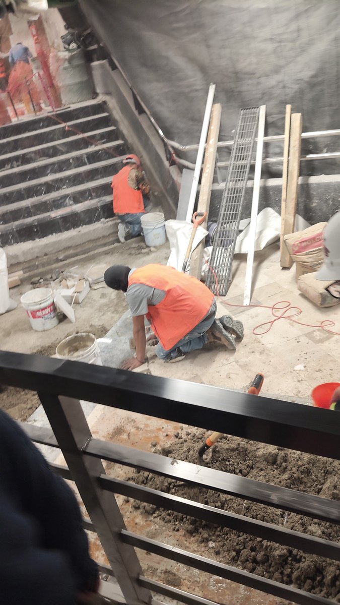 Romeo_cv's tweet photo. @VMMG91 @MetroCDMX Jajajajaja no terminaron ni verga y su solución es cerrar ayer todavía estaban en chinga https://t.co/FqiFsHAKtv