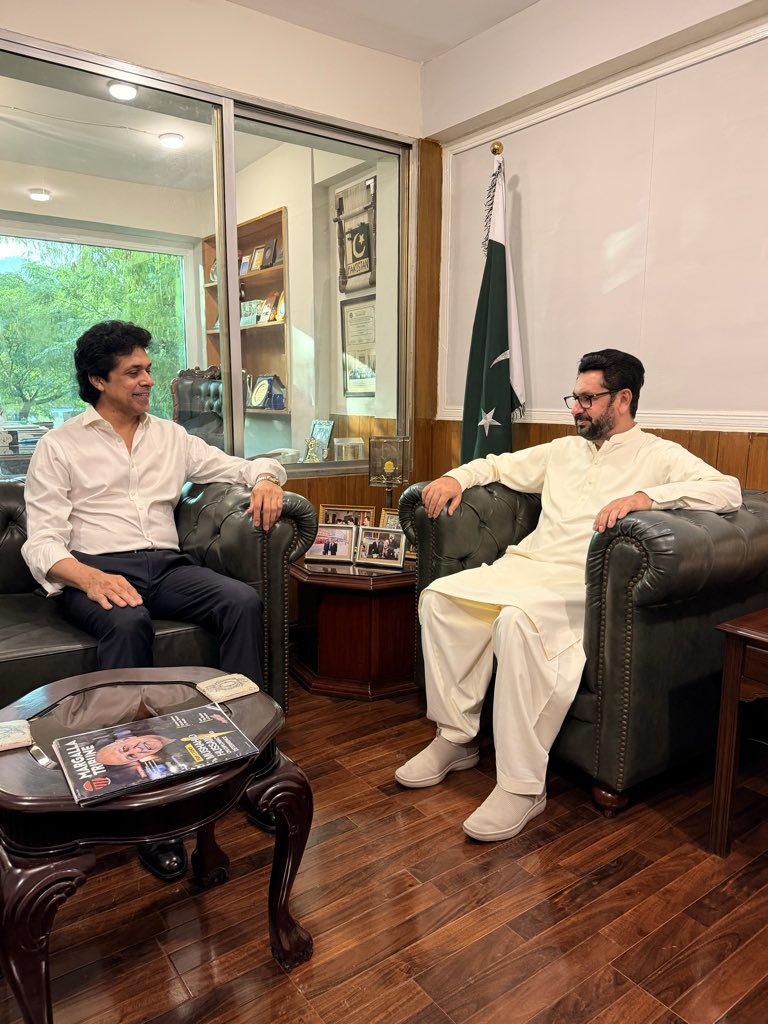 Habib_Orakzai's tweet photo. Dear Brother Saleem Safi, a prominent journalist, visited our office today. We discussed the social and political situation in Pakistan 🇵🇰

#Pakistan #Journalism #Dialogue #CurrentAffairs https://t.co/eeecF4OUBj