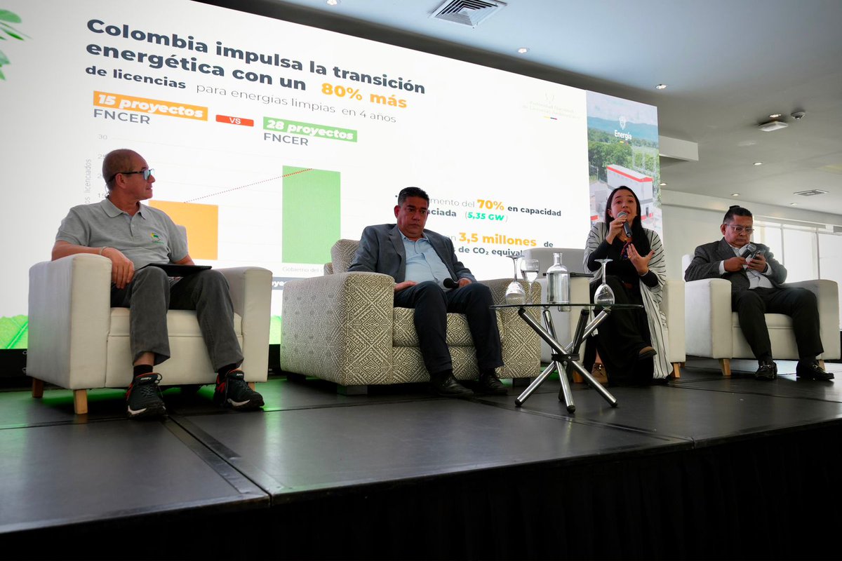 MinEnergiaCo's tweet photo. ¡Diez años de articulación para impulsar las energías limpias y avanzar en la #TransiciónEnergéticaJusta! 

En sesión de la Mesa de Alto Nivel de Energía (MANE) nuestro ministerio presentó el balance de los diez años de gestión de esta mesa, mostrando que la articulación interinstitucional es clave para seguir avanzando en el desarrollo de energías limpias en Colombia. 🇨🇴 

La mesa contó con la participación de entidades nacionales y territoriales, empresas y gremios, creando un espacio de diálogo y análisis frente a los avances alcanzados en estos diez años en materia de proyectos energéticos estratégicos. 

El espacio incluyó el panel “Gobernanza multinivel: articulando lo nacional con lo territorial en energías limpias”, donde expertos de la @ANLA_Col, @UPMEOficial, @MinInterior y @CORPOGUAJIRA compartieron sus perspectivas así como logros, retos y oportunidades para seguir trabajando de manera articulada hacia la transición energética del país.