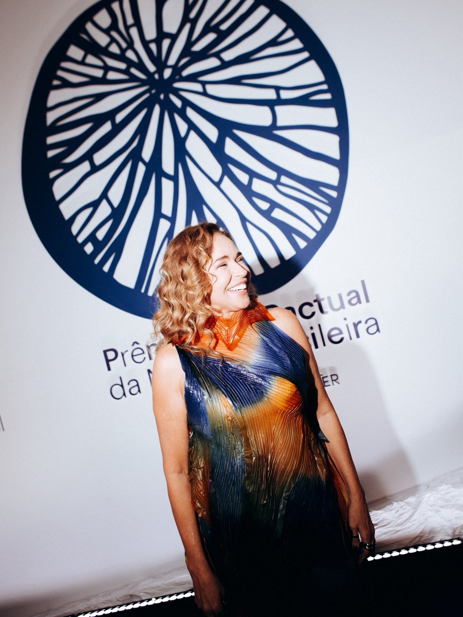 danielamercury's tweet photo. O Prêmio da Música Brasileira 2026 foi histórico. Homenageamos Cazuza, prestigiamos os nossos artistas, saudamos a cultura brasileira e vimos o Axé Music virar categoria em uma das maiores premiações musicais do Brasil. 

Ainda fui reverenciada com o troféu de “Melhor Lançamento” do ano pelo meu álbum CIRANDAIA. Uma honra imensa pra mim. A música do Brasil é a melhor do mundo! 🌍❤️

Foto: @/pysalles

#DanielaMercury #Cirandaia #MúsicaPopularBrasileira