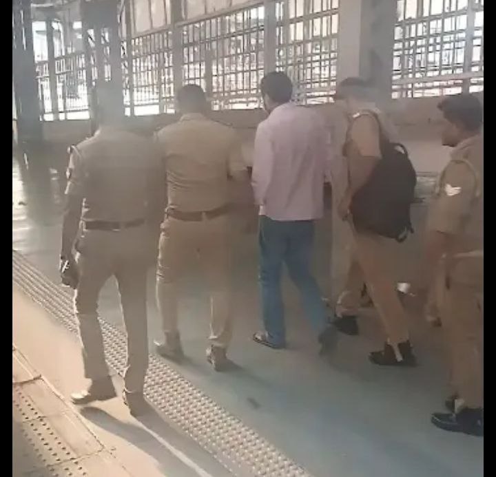 JyotiDeled's tweet photo. Vivek Sir को टूंडला रेलवे स्टेशन से पुलिस पकड़ ले गई   हम लोग देख रहे है न सरकार में क्या चल रहा है, लेकिन सरकार अभ्यर्थियों और बेरोजगारों का आवाज दबा रही है, बड़ी शर्म की बात है, 

अब समझ में आया सरकार इतना पुलिस क्यों भर्ती कर रही .... #12june https://t.co/HObfldvG6P