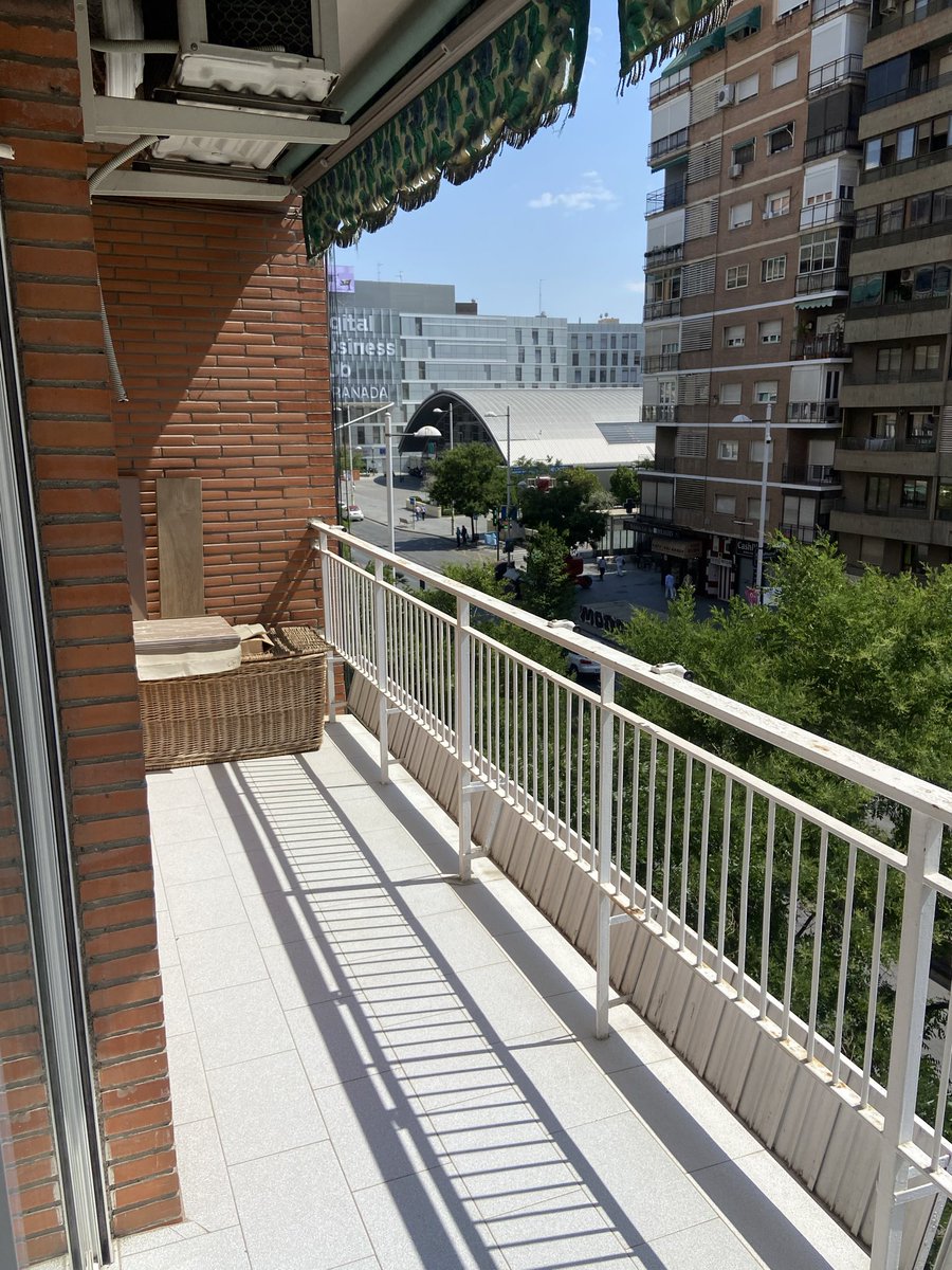 elena_bl30's tweet photo. Somos tres chicas estudiantes de final de grado y master, buscamos a una cuarta compañera de piso para el próximo curso 26/27. Situado en camino de ronda, zona yo10, a 10 minutos del centro, a 2 min del autobús y del metro. Para más información háblame al privado. #PisosGranada https://t.co/zF0RIzITNl