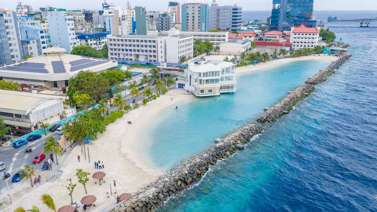 MIHUDmv's tweet photo. ރަސްފަންނު މޫދަށް އެރޭ ސަރަޙައްދު މަރާމާތުކުރުމުގެ ގޮތުން ކޮށްފައިވާ މަސައްކަތްތައް މިނިސްޓަރ އޮފް އިންފްރާސްޓްރަކްޗަރ، ހައުސިންގ އެންޑް އަރބަން ޑިވެލޮޕްމަންޓް ޑރ. ޢަބްދުﷲ މުއްޠަލިބް ބައްލަވާލައްވައިފިއެވެ. މިނިސްޓަރގެ އަރިހުގައި އެމް.ޓީ.ސީ.ސީގެ ސީނިއަރ ޖެނެރަލް މެނޭޖަރ އަޙްމަދު ލަޠީފް ބައިވެރިވެވަޑައިގެންނެވިއެވެ.

އެމް.ޓީ.ސީ.ސީއާ ހަވާލުކޮށްގެން ކުރިއަށްގެންދާ މި މަޝްރޫޢުގެ ދަށުން ރަސްފަންނުގެ މޫދަށް އެރޭ ސަރަޙައްދުގެ އުތުރުން ޑްރެއިނޭޖް ރަނގަޅުކުރުމުގެ ގޮތުން ފެންހިންދާ ނިޒާމެއް ޤާއިމްކުރުމާއި، މޫދަށް އެރޭ ސަރަޙައްދުގައި މިހާރު ޖަހާފައިވާ ހިލަ ތޮށި ނަގައި، ފެން ދައުރުކުރުމަށް ކަލްވާޓްސްތަކެއް ހިމަނައިގެން އަލުން ހިލަ ތޮށި ޖެހުމުގެ މަސައްކަތް ވަނީ ކޮށްފައެވެ.