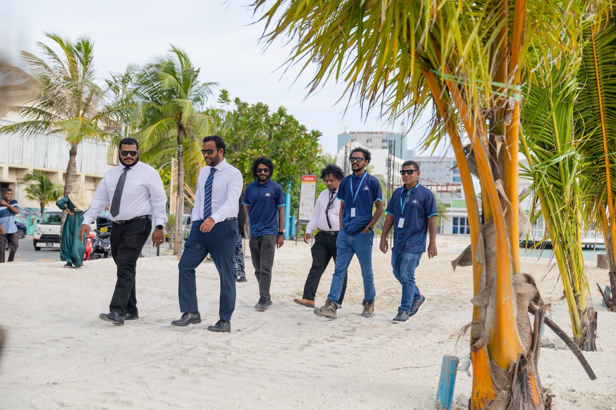 MIHUDmv's tweet photo. ރަސްފަންނު މޫދަށް އެރޭ ސަރަޙައްދު މަރާމާތުކުރުމުގެ ގޮތުން ކޮށްފައިވާ މަސައްކަތްތައް މިނިސްޓަރ އޮފް އިންފްރާސްޓްރަކްޗަރ، ހައުސިންގ އެންޑް އަރބަން ޑިވެލޮޕްމަންޓް ޑރ. ޢަބްދުﷲ މުއްޠަލިބް ބައްލަވާލައްވައިފިއެވެ. މިނިސްޓަރގެ އަރިހުގައި އެމް.ޓީ.ސީ.ސީގެ ސީނިއަރ ޖެނެރަލް މެނޭޖަރ އަޙްމަދު ލަޠީފް ބައިވެރިވެވަޑައިގެންނެވިއެވެ.

އެމް.ޓީ.ސީ.ސީއާ ހަވާލުކޮށްގެން ކުރިއަށްގެންދާ މި މަޝްރޫޢުގެ ދަށުން ރަސްފަންނުގެ މޫދަށް އެރޭ ސަރަޙައްދުގެ އުތުރުން ޑްރެއިނޭޖް ރަނގަޅުކުރުމުގެ ގޮތުން ފެންހިންދާ ނިޒާމެއް ޤާއިމްކުރުމާއި، މޫދަށް އެރޭ ސަރަޙައްދުގައި މިހާރު ޖަހާފައިވާ ހިލަ ތޮށި ނަގައި، ފެން ދައުރުކުރުމަށް ކަލްވާޓްސްތަކެއް ހިމަނައިގެން އަލުން ހިލަ ތޮށި ޖެހުމުގެ މަސައްކަތް ވަނީ ކޮށްފައެވެ.