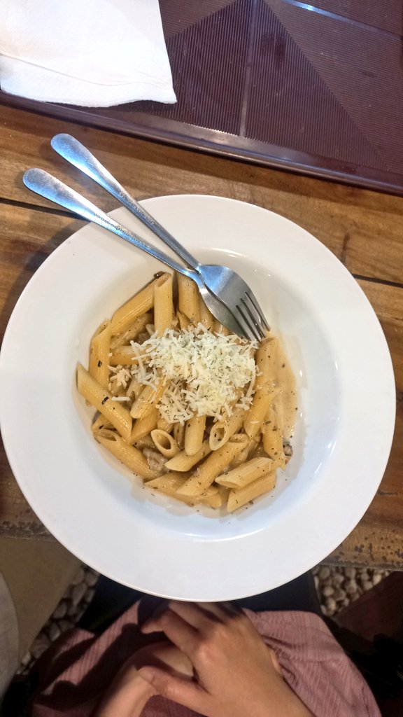 augustta3219's tweet photo. @Armooood Sore ini kita cobain ayam boneless warung pangestu di jl.damai yg jd satu sama picnic pasta. Review armut katanya sih cocok bgt buat yg suka pedes versi nashvillenya. Nah buat ayamnya sendiri tu juicy bgtttt, bumbu meresep sampe dalem https://t.co/us4A5XlzCG