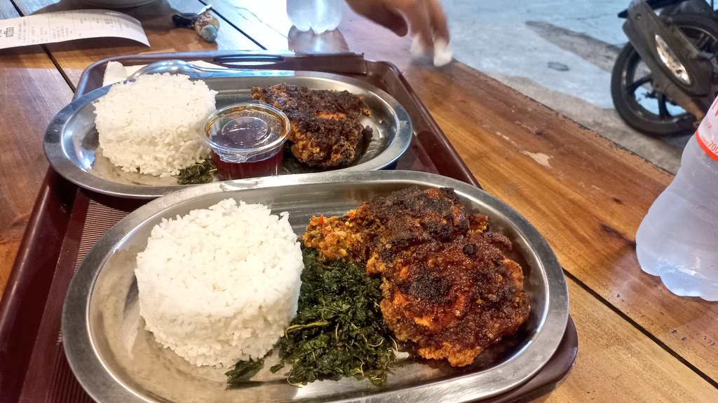 augustta3219's tweet photo. @Armooood Sore ini kita cobain ayam boneless warung pangestu di jl.damai yg jd satu sama picnic pasta. Review armut katanya sih cocok bgt buat yg suka pedes versi nashvillenya. Nah buat ayamnya sendiri tu juicy bgtttt, bumbu meresep sampe dalem https://t.co/us4A5XlzCG