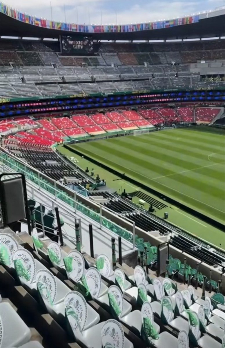 Indie5051's tweet photo. Estos sombreros han sido colocados en cada asiento del Estadio Azteca.

Intentarán crear un mosaico gigante en las gradas superiores antes del partido inaugural de la Copa del Mundo. https://t.co/9gnQGSG8cE
