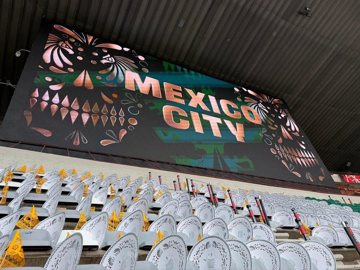 Indie5051's tweet photo. Estos sombreros han sido colocados en cada asiento del Estadio Azteca.

Intentarán crear un mosaico gigante en las gradas superiores antes del partido inaugural de la Copa del Mundo. https://t.co/9gnQGSG8cE