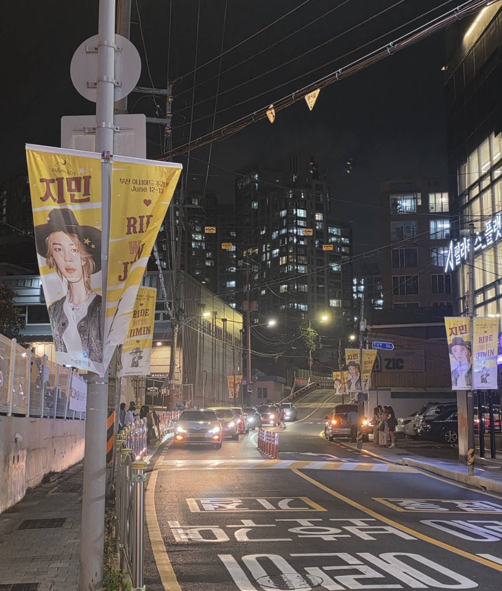 PARKJIMINJAPAN's tweet photo. 💛 Busan Concert Jimin Support 💛

🤠「Ride with Jimin」街灯バナー🤠

モッコル駅から ZM-ILLENNIAL カフェへ続く
ジミンロード🐥✨

現地の夜の様子を共有していただきました🌙

夜でも遠くまで黄色く輝くジミンが並び、
とても美しいですね😍💛 https://t.co/DPqU0Ywf8g
