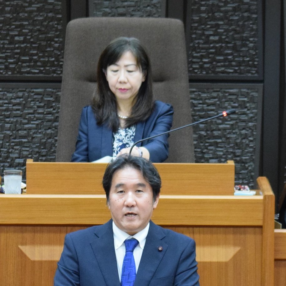stco3953's tweet photo. 一般質問２日目の昨日午前中は、無事に議長の代わりを務めさせて頂きました。
3日目の今日は、３名の議員が質問。今日も、近隣センターの集約化についての質問がありました。
公共施設の老朽化や人口減少が進んでいく中、今後、公共施設の縮減は、避けられないと誰もがわかっていますが、それが自分達がいつも利用している公共施設であれば、心穏やかにいられないでしょう。
こうした問題が、今後も多く議論されると思います。
明日午前中も急遽、議長の代わりを務めさせて頂きます。応援、よろしくお願いします☆

#柏市議会　#副議長