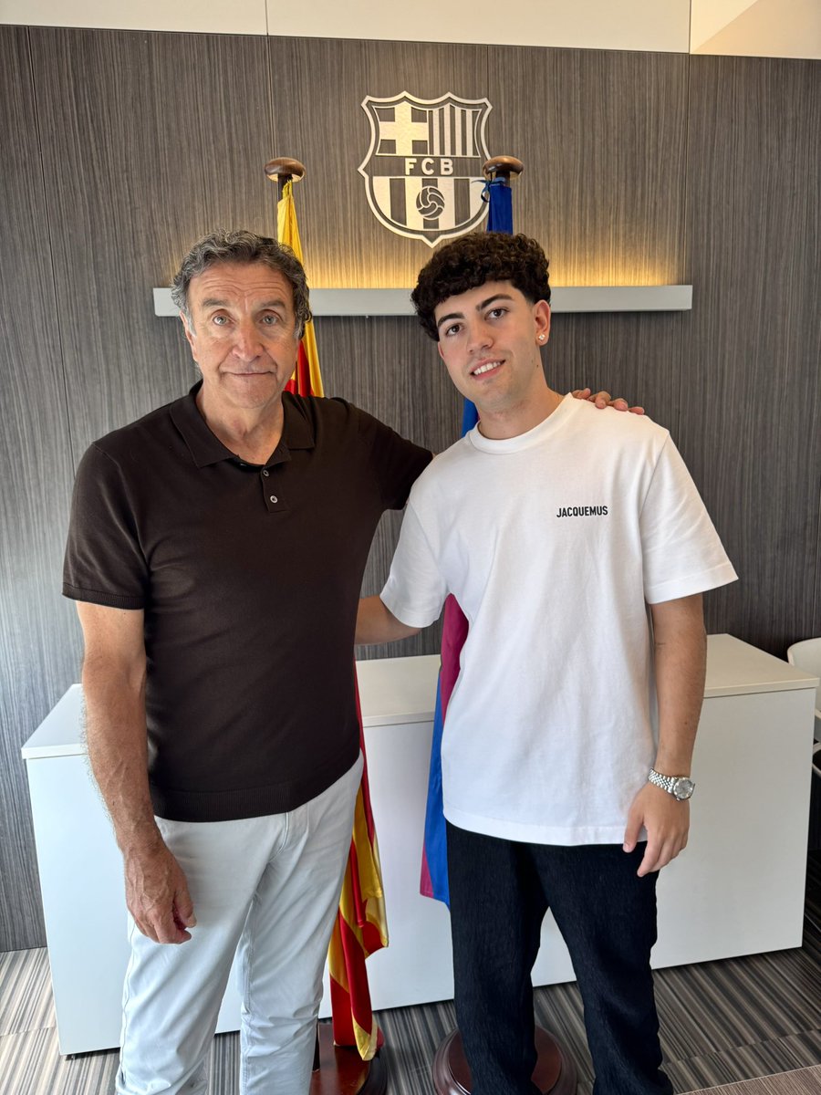FCBarcelonaB's tweet photo. ✍🏼 Signatura de la renovació de @daniavila14 amb el director del Futbol Formatiu, José Ramón Alesanco

💙❤️ https://t.co/iVGv6ioZ63
