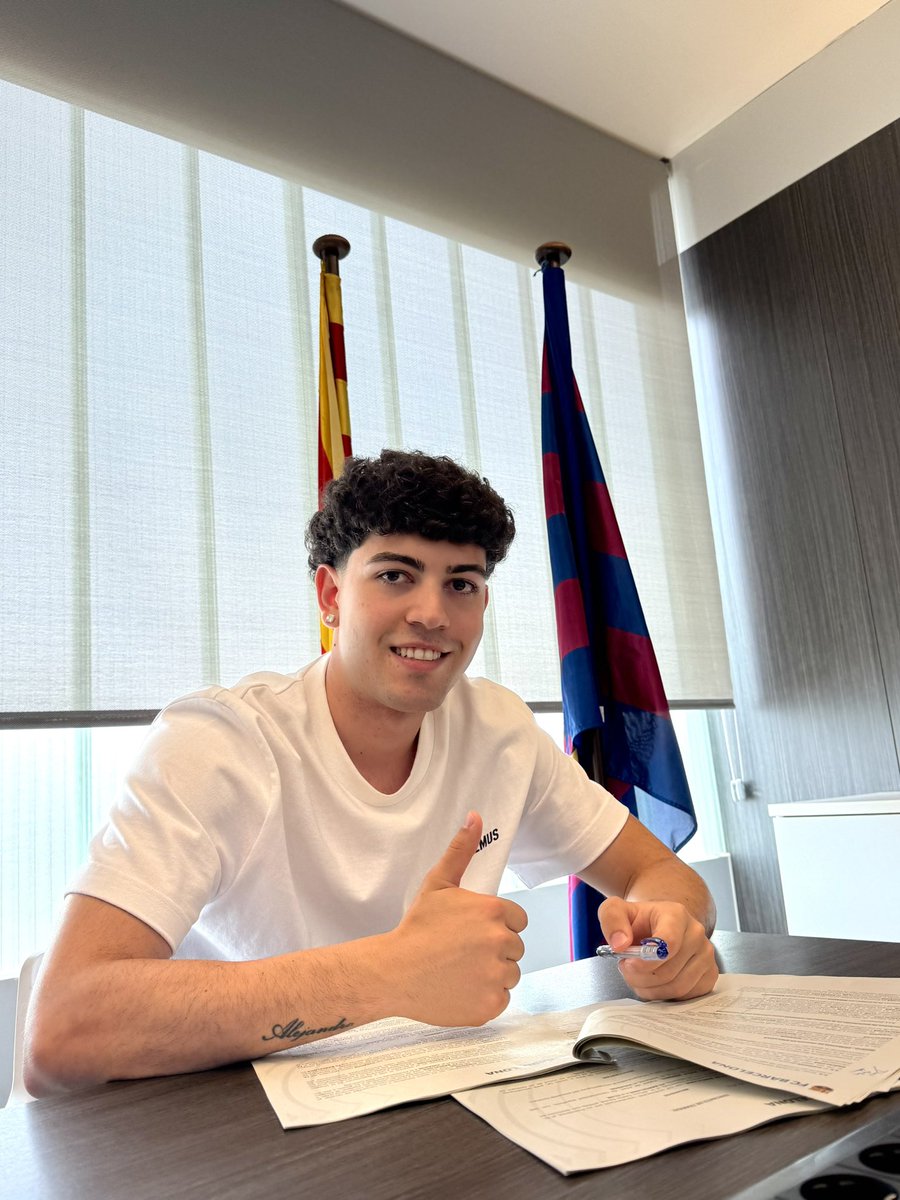 FCBarcelonaB's tweet photo. ✍🏼 Signatura de la renovació de @daniavila14 amb el director del Futbol Formatiu, José Ramón Alesanco

💙❤️ https://t.co/iVGv6ioZ63