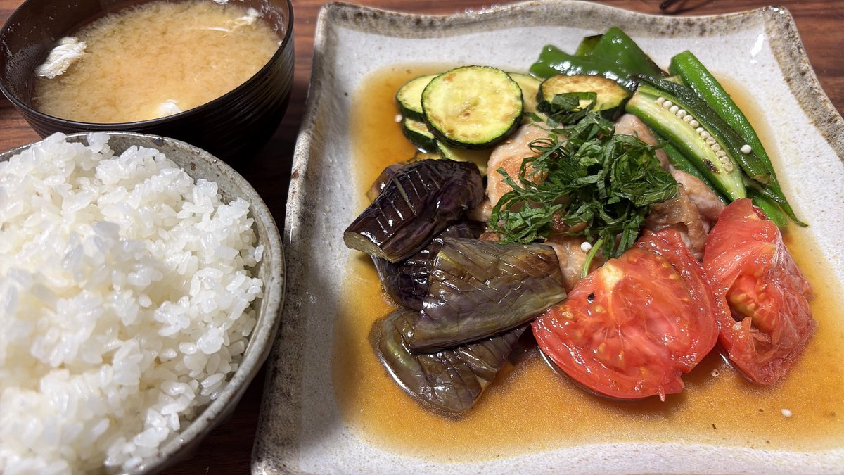HIMARI_MLL's tweet photo. 今日のひまち飯〜🍚
夏野菜これからの美味しくなるから嬉しいな〜！
野菜と鶏の煮浸しは冷たくても美味しいからたくさん作って冷蔵庫に冷やしてある♡ https://t.co/J5K84MhNA9