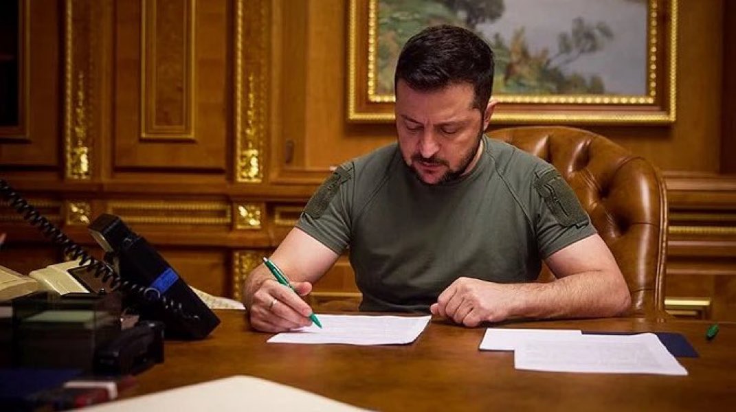 VALMICHEL7's tweet photo. Зеленский подписал Указ об отмене проведения на Красной площади концерта, посвященного Дню России https://t.co/kdx3Yxs6tz