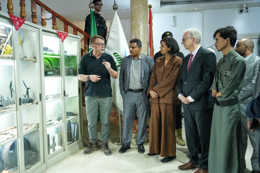 Masam_ENG's tweet photo. From recovered #landmines and unexploded ordnance to the stories of civilian victims, @GermanAmbYem Thomas F. Schneider received a firsthand briefing on the #humanitarian impact of #explosive contamination in #Yemen during his visit to Project Masam's headquarters in Marib.

Read more: https://t.co/EWmlf3mfmI

#MineAction @UNMAS