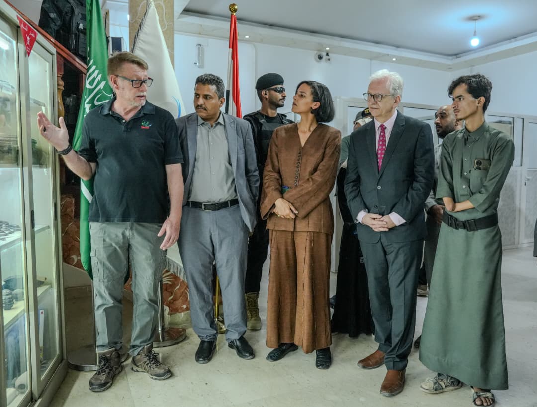 Masam_ENG's tweet photo. From recovered #landmines and unexploded ordnance to the stories of civilian victims, @GermanAmbYem Thomas F. Schneider received a firsthand briefing on the #humanitarian impact of #explosive contamination in #Yemen during his visit to Project Masam's headquarters in Marib.

Read more: https://t.co/EWmlf3mfmI

#MineAction @UNMAS