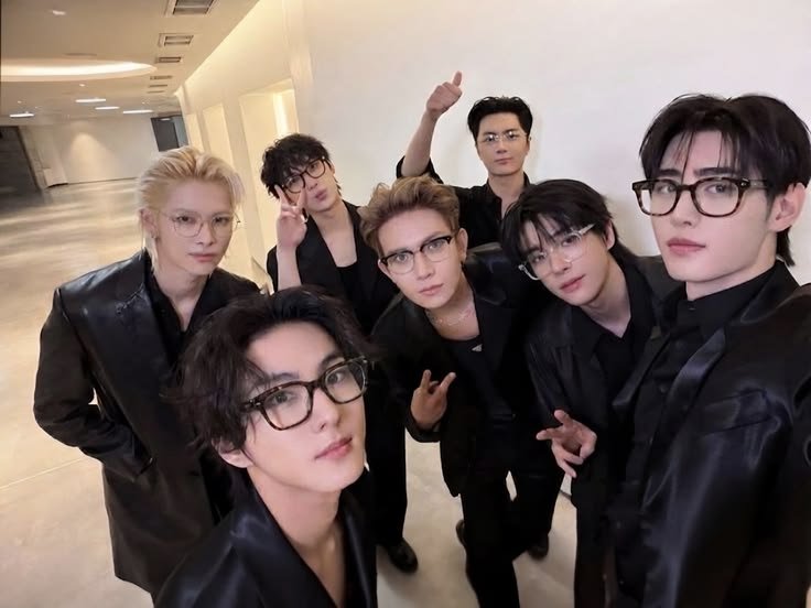 mmorevyen_7's tweet photo. NUEVOS TAGS MI GENTEEEE‼️

Recuerden que todo esto lo hacemos por los chicos, para que reciban el trato justo y digno que merecen.

📢 NO SE OLVIDEN de usar gif/imágenes/videos para que no los tomen como spam.

#ShiningWith7Stars
#SEVEN_ALWAYS_TOGETHER https://t.co/VxLxsxiBoR
