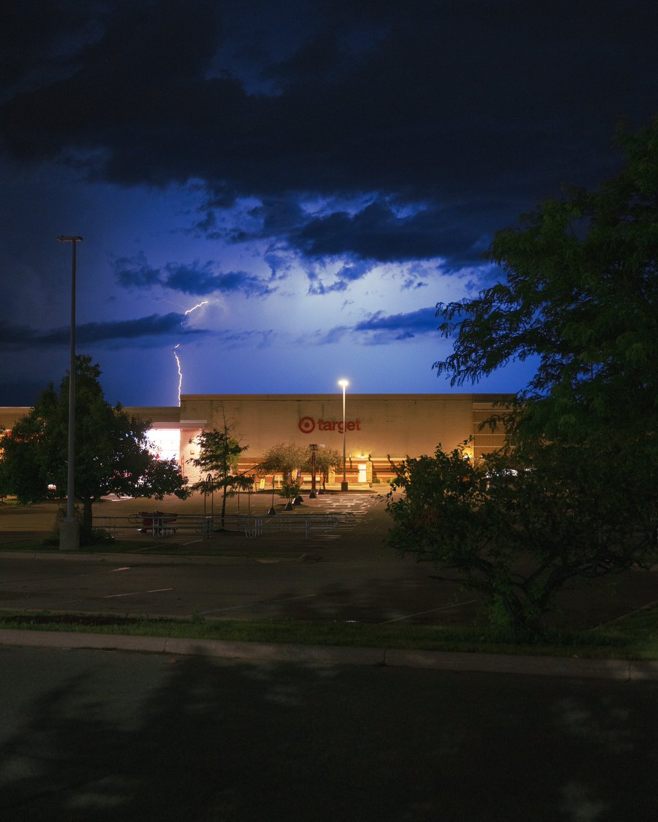 _thecolorfulkid's tweet photo. A stormy night at target https://t.co/TUiIca3LEN