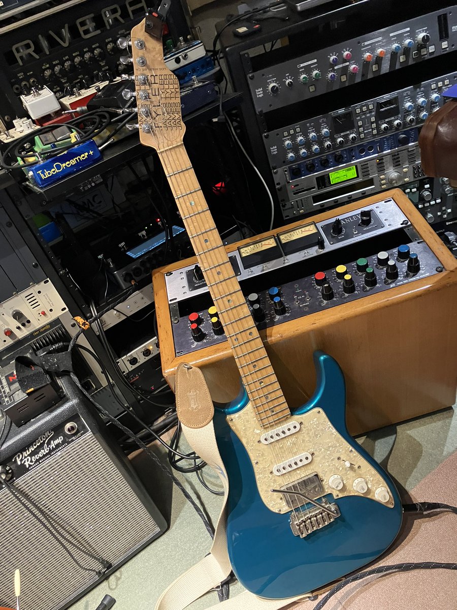 Nrtmusic's tweet photo. 今日は父の手術の合間にスタジオでマスタリングして病院行って無事を確認してスタジオ直帰でギター🎸案件。明日は渋谷クワトロ。いろんな事が重なるなぁ。 https://t.co/yr3tGG1pq7