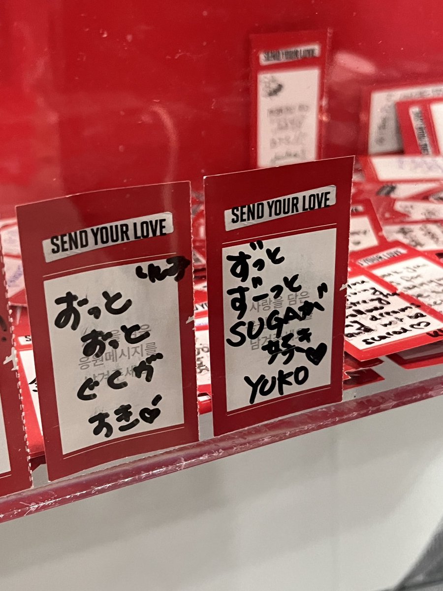 BTS_tuffy's tweet photo. 釜山駅のイベント

すっごく並んで
紙とか
紙とか
紙のシールとか貰えるのよぉ～
Www

何処に行っても書くこと同じ
☺️💜

#FESTA渡韓2026
#BTS 
#BTS_ARIRANG
#BTS_WORLDTOUR_ARIRANG_BUSAN https://t.co/r7g5vBEccH