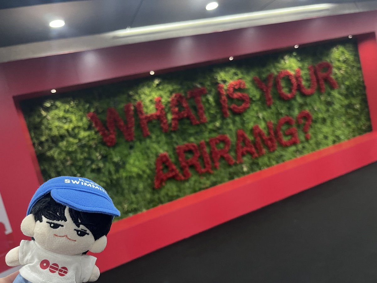 BTS_tuffy's tweet photo. 釜山駅のイベント

すっごく並んで
紙とか
紙とか
紙のシールとか貰えるのよぉ～
Www

何処に行っても書くこと同じ
☺️💜

#FESTA渡韓2026
#BTS 
#BTS_ARIRANG
#BTS_WORLDTOUR_ARIRANG_BUSAN https://t.co/r7g5vBEccH