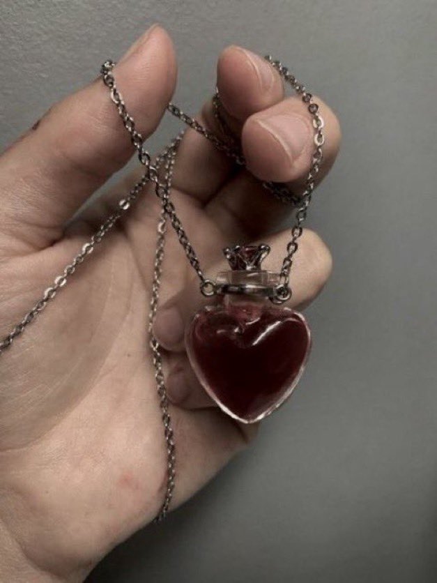 7i__g's tweet photo. heart blood vial necklace https://t.co/GH7uHv3WaF