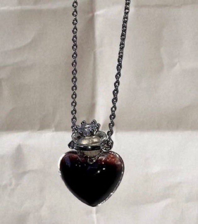 7i__g's tweet photo. heart blood vial necklace https://t.co/GH7uHv3WaF