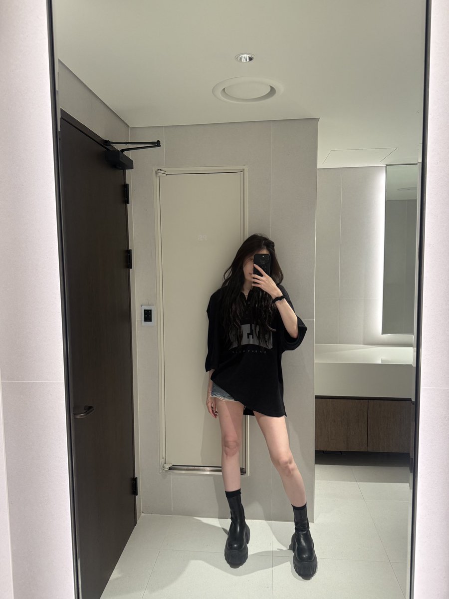 moonover_a's tweet photo. 애니언니 거셀느낌개좋은데 배경 화장실인거 골때림 https://t.co/29dERxxRdl